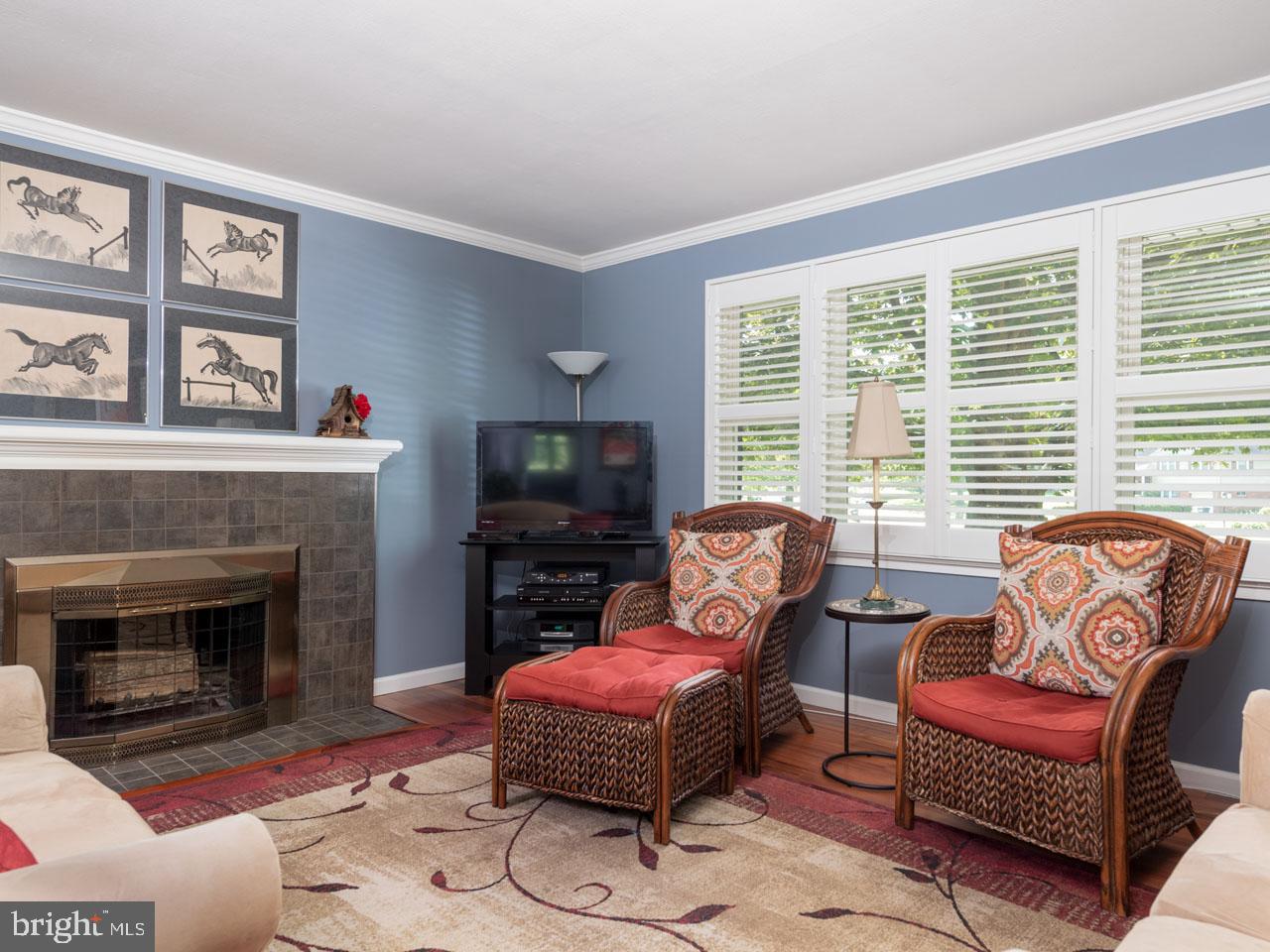 5223 Ravensworth Road Springfield, VA 22151 - Photo 4 of 31 Living Room
