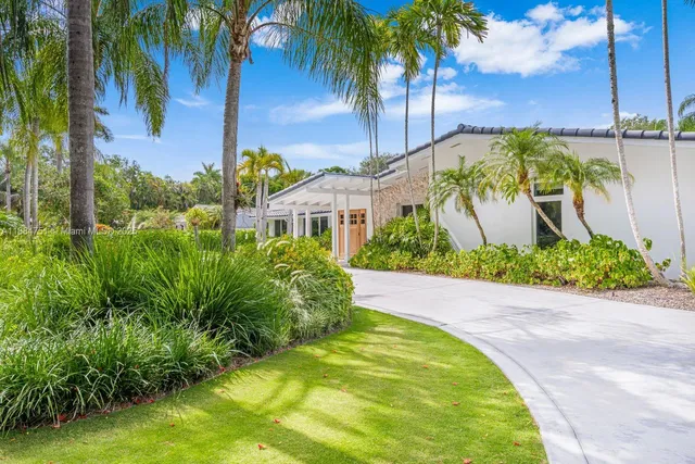 $3,890,000 | 6140 Southwest 121st Street, Pinecrest, FL 33156