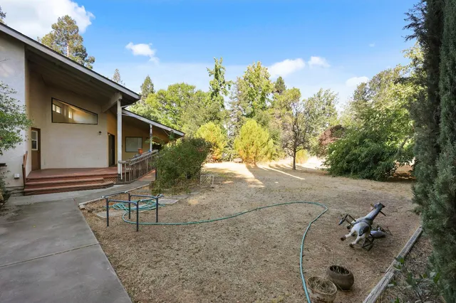 a view of a backyard