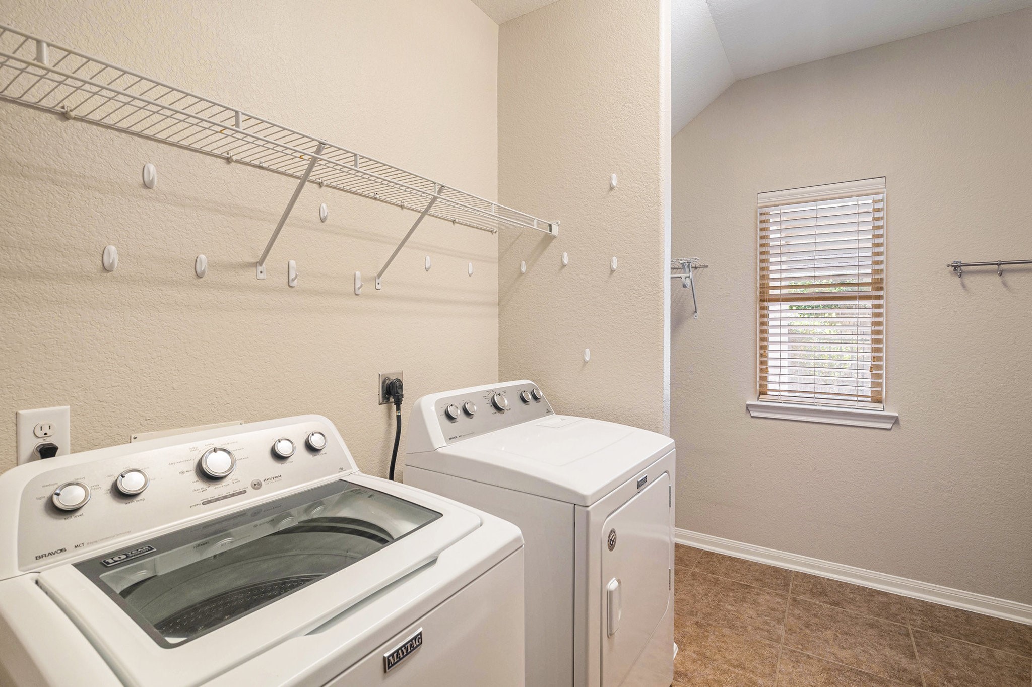 139 North Hawkhurst Circle Magnolia, TX 77354 - Photo 20 of 26 a utility room with dryer and washer
