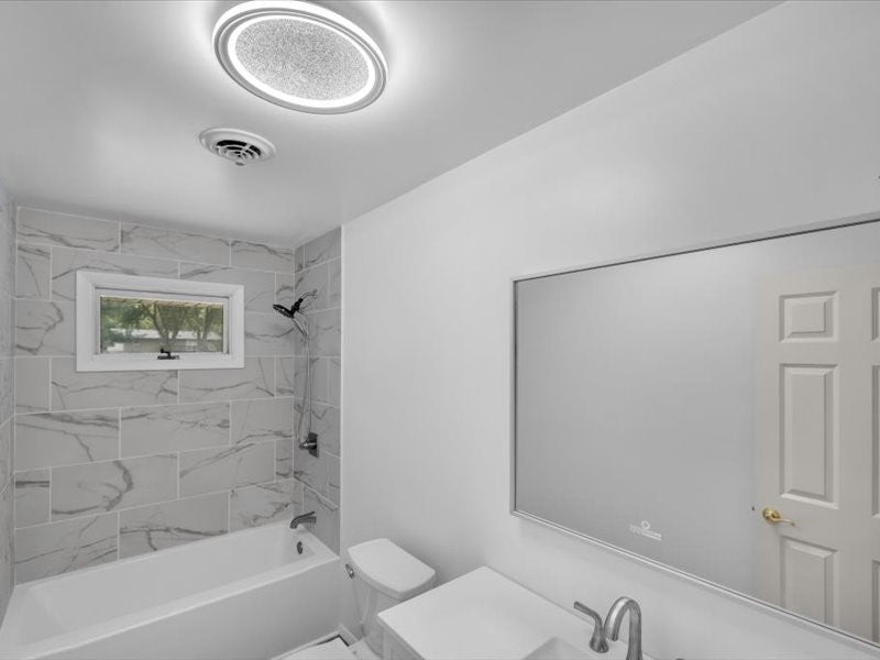 73 Town And Country Drive Decatur, IL 62526 - Photo 9 of 46 Gallery Image 9