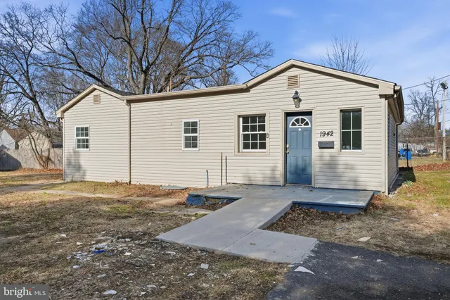 $2,400 | 1942 Ford Road, Bristol, PA 19007
