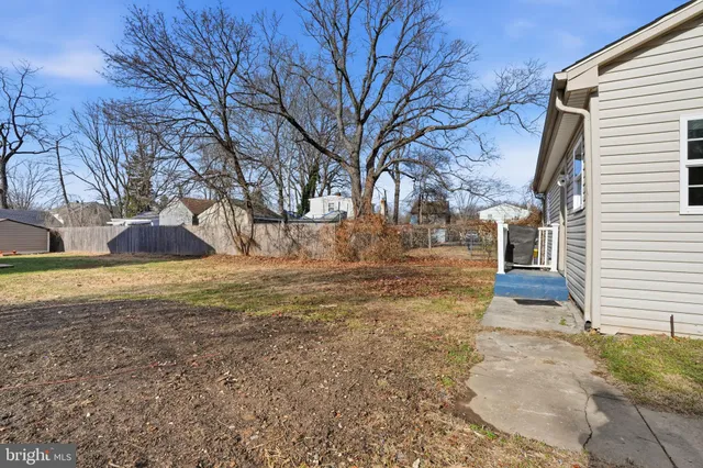 a view of back yard of the house