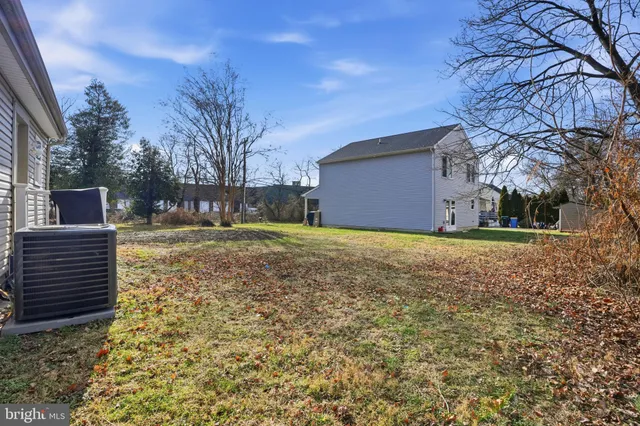 a view of a yard with a house