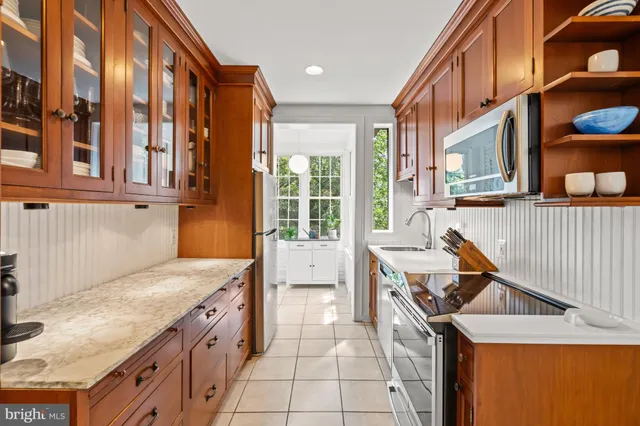 a kitchen that has a lot of cabinets in it