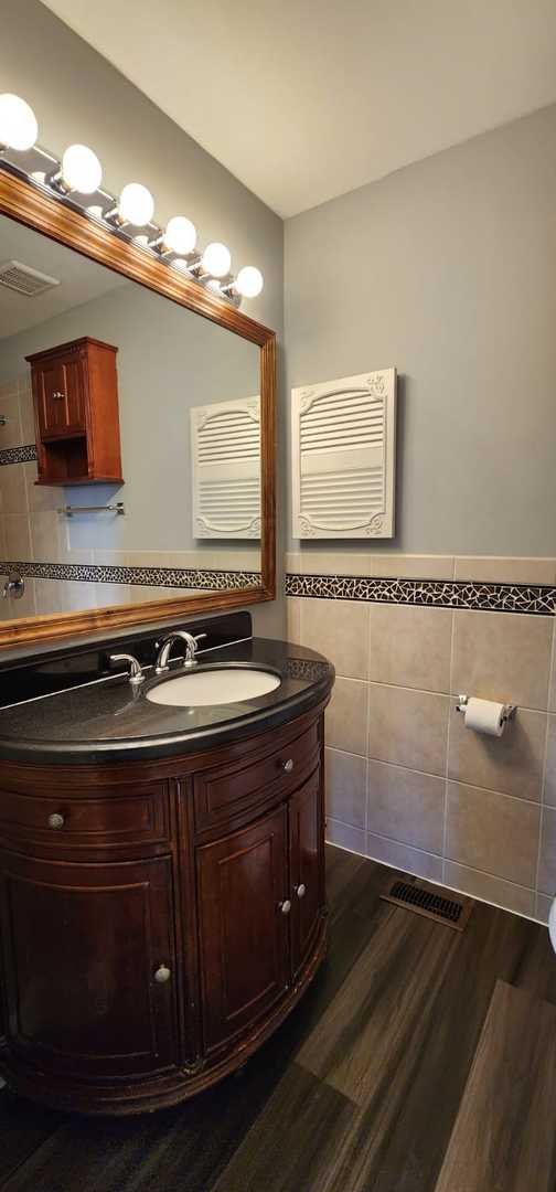 Undisclosed Address Alsip, IL 60803 - Photo 21 of 24 a room with hard wood floors