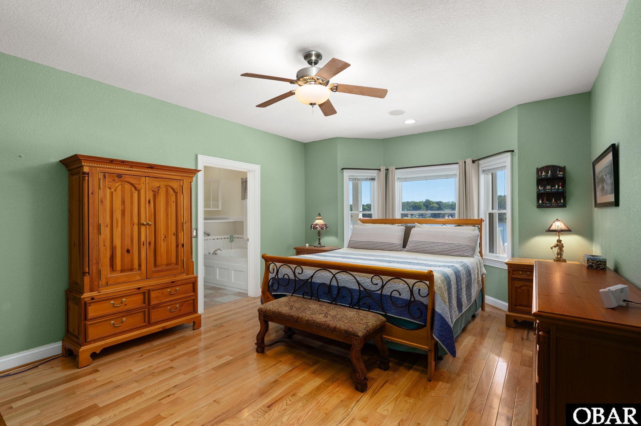 6021 Martins Point Road, Unit 31 Kitty Hawk, NC 27949 - Photo 17 of 50 1st Floor Ensuite
