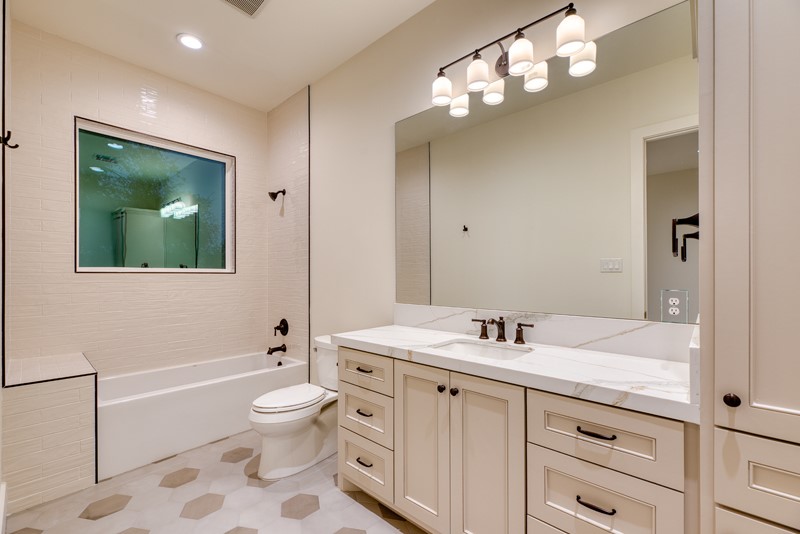 2006 Lexington Street Houston, TX 77098 - Photo 31 of 42 Ensuite Bath in each room