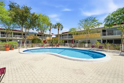 $250,000 | 860 Southeast 6th Avenue, Unit 311, Deerfield Beach, FL 33441