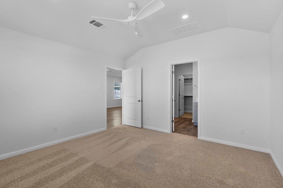 125 Hatari Trail Jarrell, TX 76537 - Photo 18 of 40 an empty room with closet and mirror