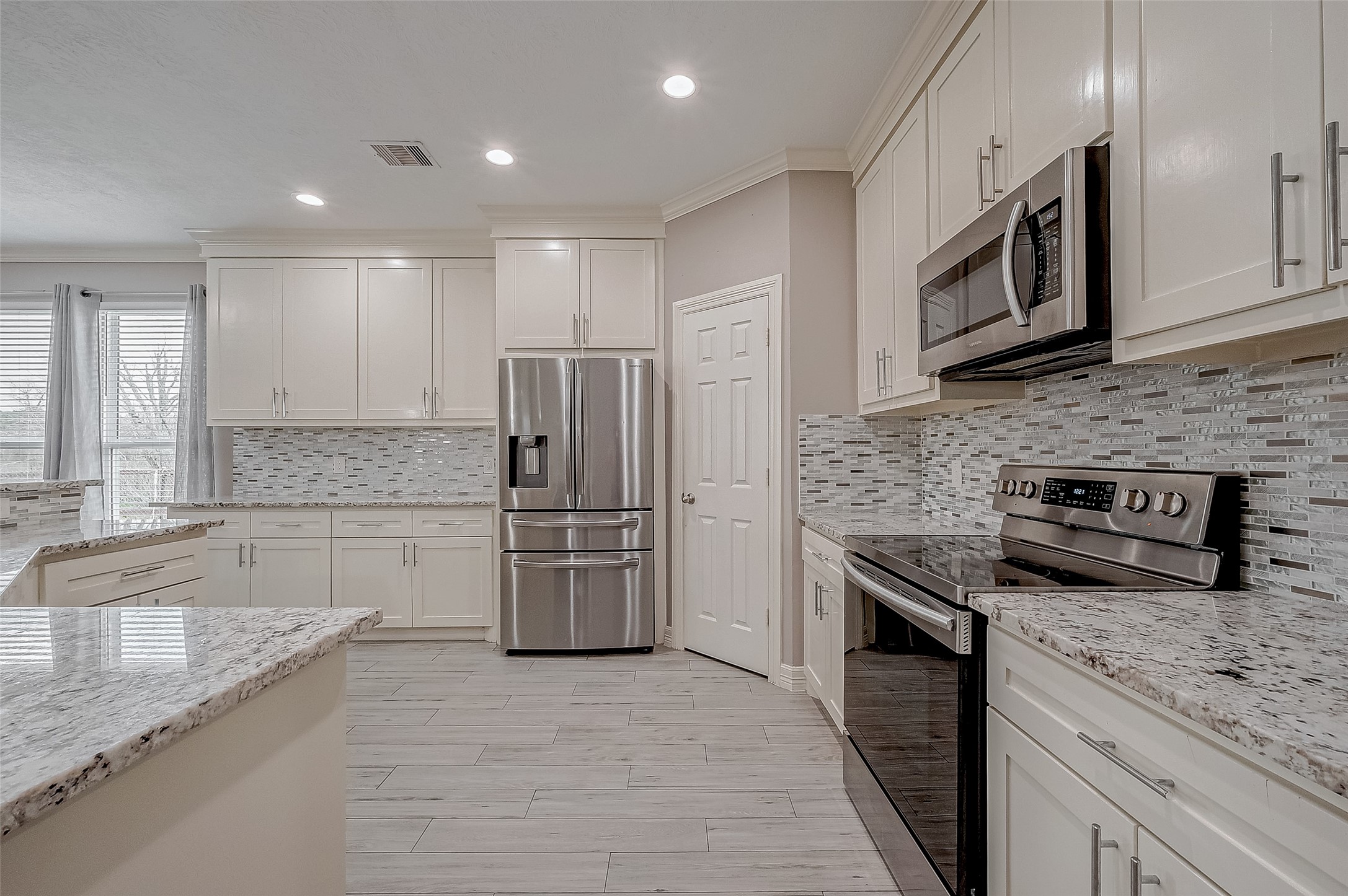 709 Coen Road Rosharon, TX 77583 - Photo 18 of 33 a kitchen with stainless steel appliances granite countertop a refrigerator a stove and a sink