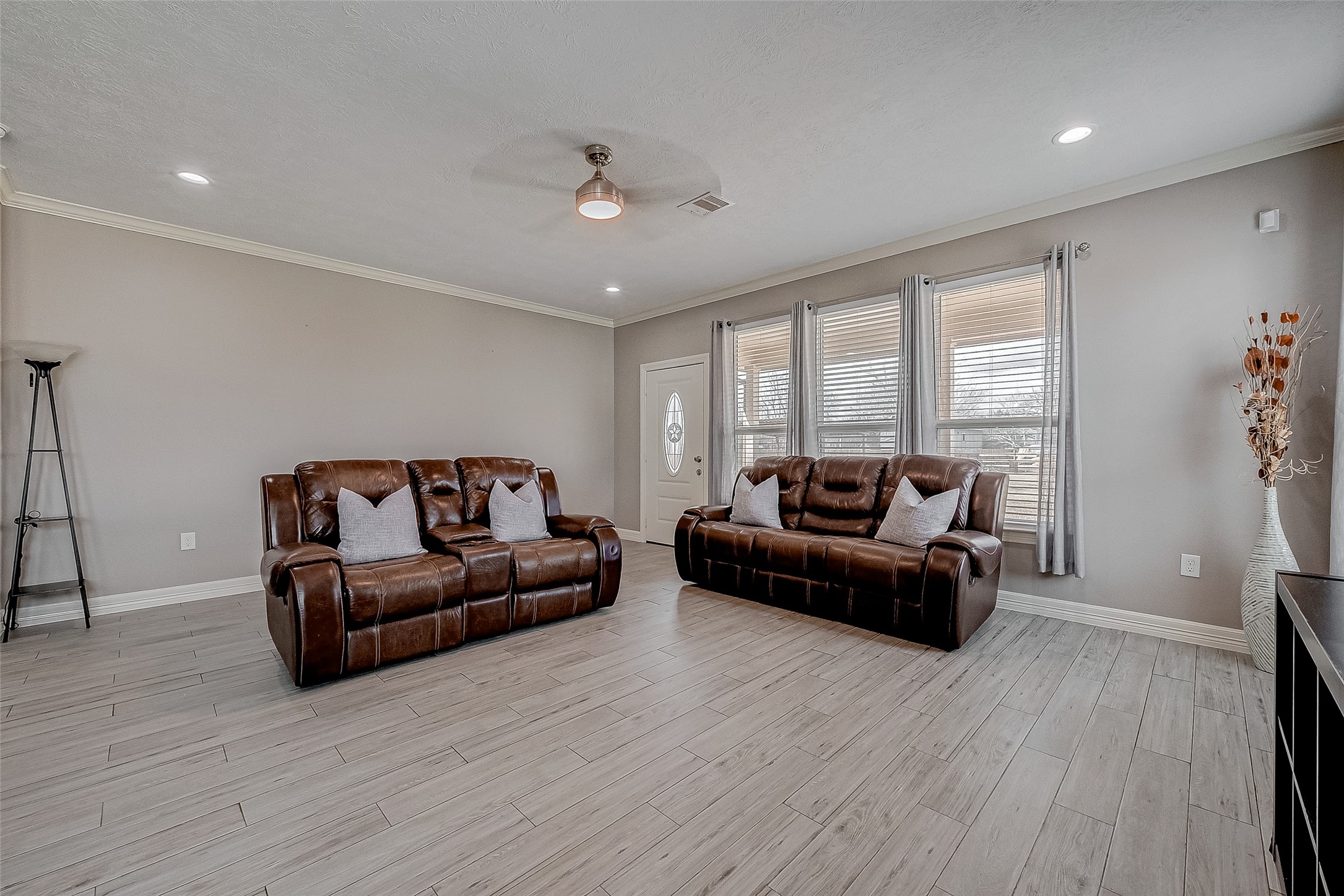 709 Coen Road Rosharon, TX 77583 - Photo 20 of 33 a living room with furniture and a hard wood floor