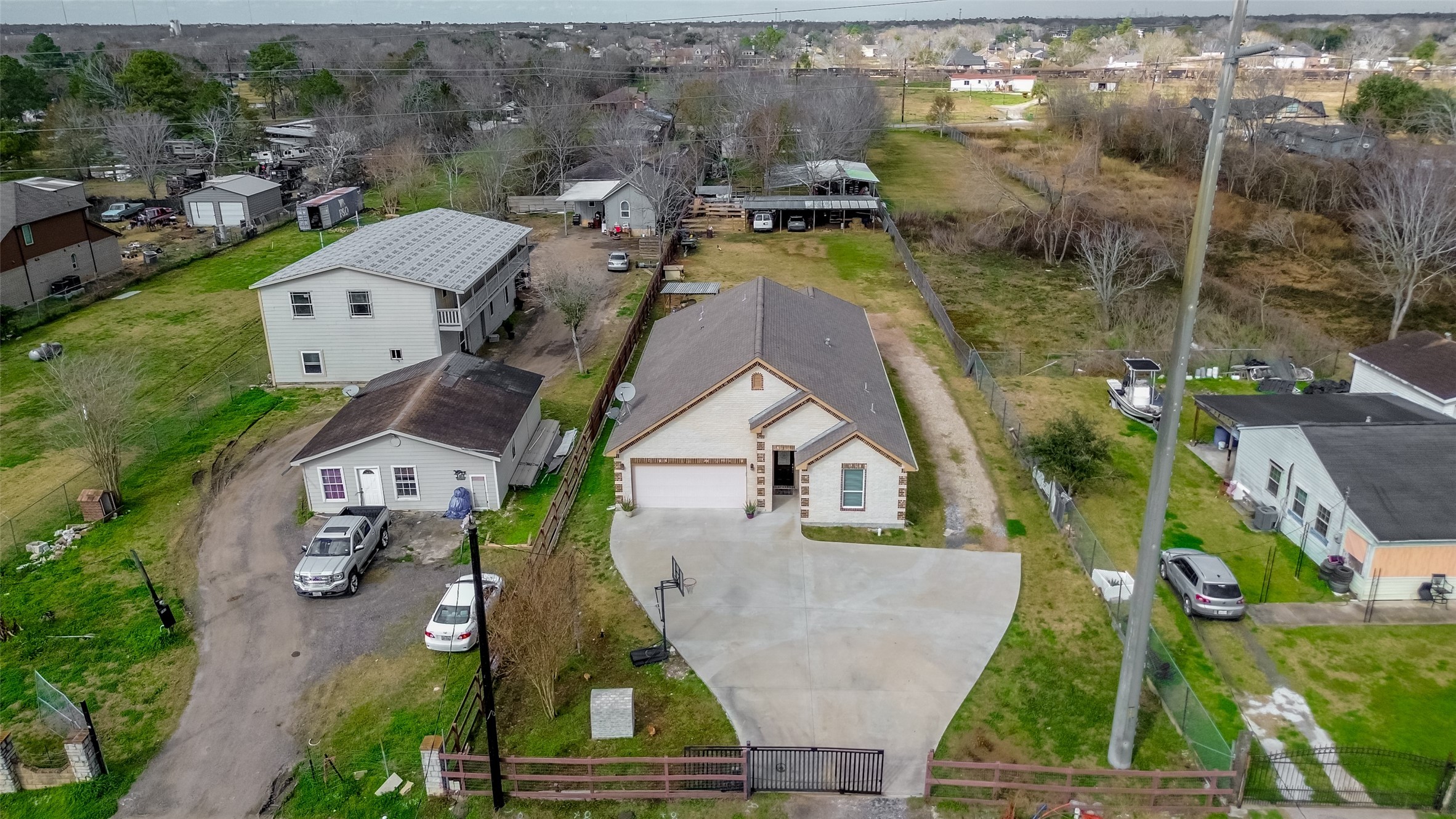 709 Coen Road Rosharon, TX 77583 - Photo 30 of 33 an aerial view of residential houses with outdoor space