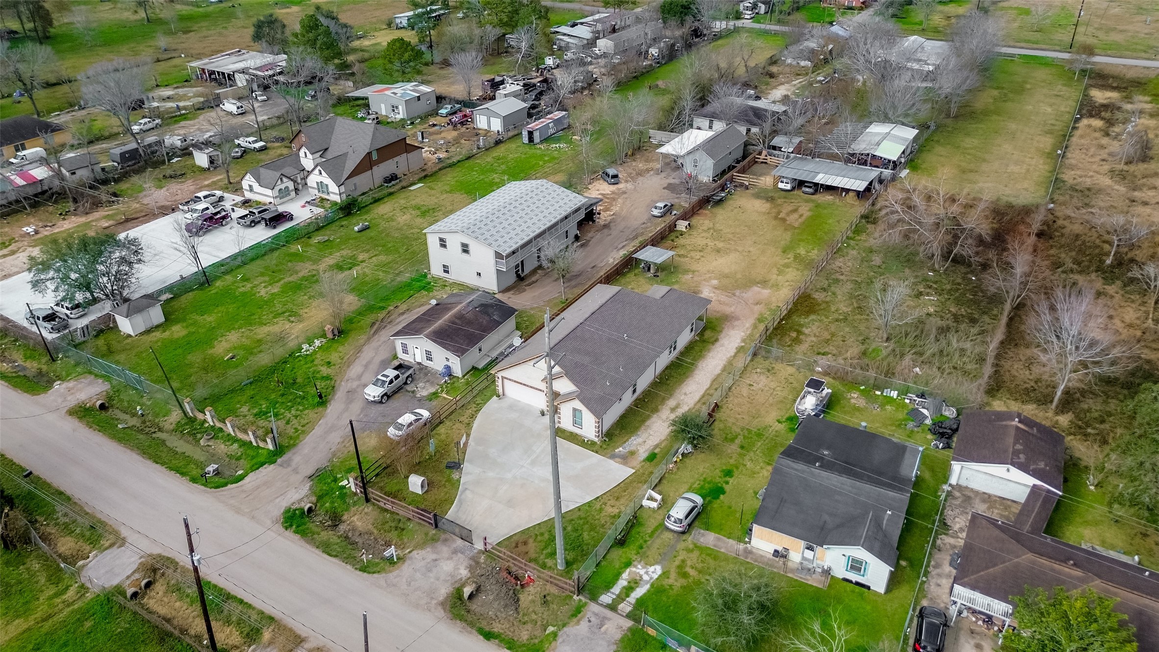 709 Coen Road Rosharon, TX 77583 - Photo 32 of 33 an aerial view of a residential houses with outdoor space