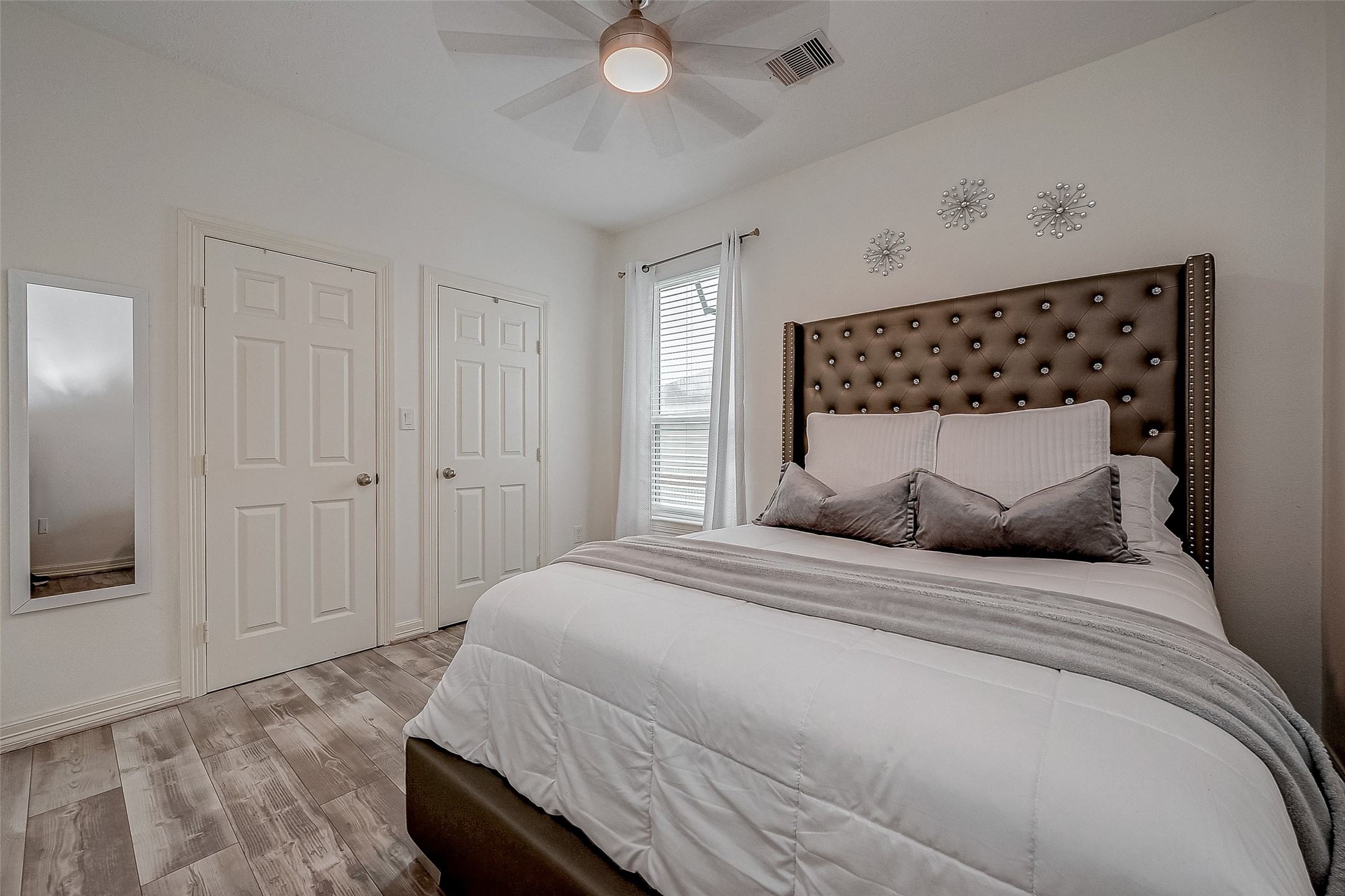 709 Coen Road Rosharon, TX 77583 - Photo 4 of 33 a bedroom with a bed and a window