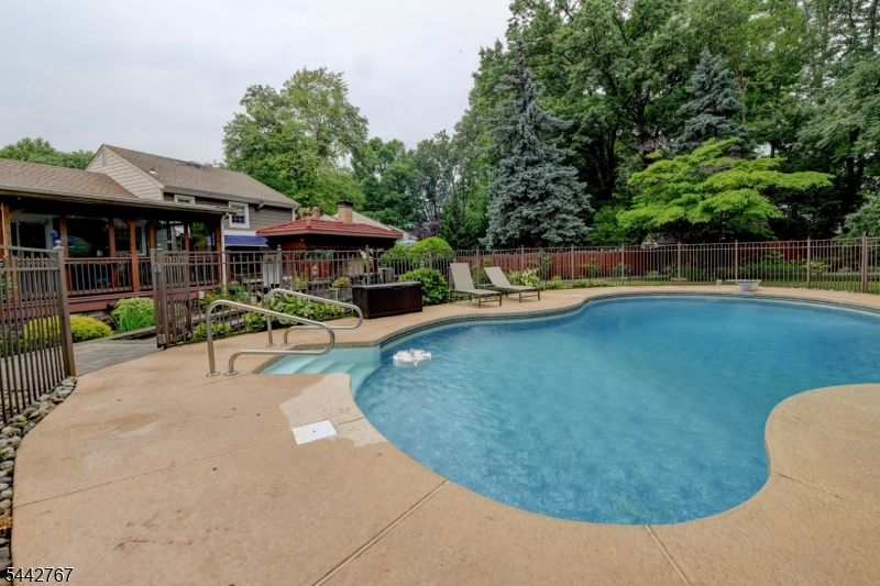 835 Colonial Arms Road Union, NJ 07083 - Photo 3 of 39