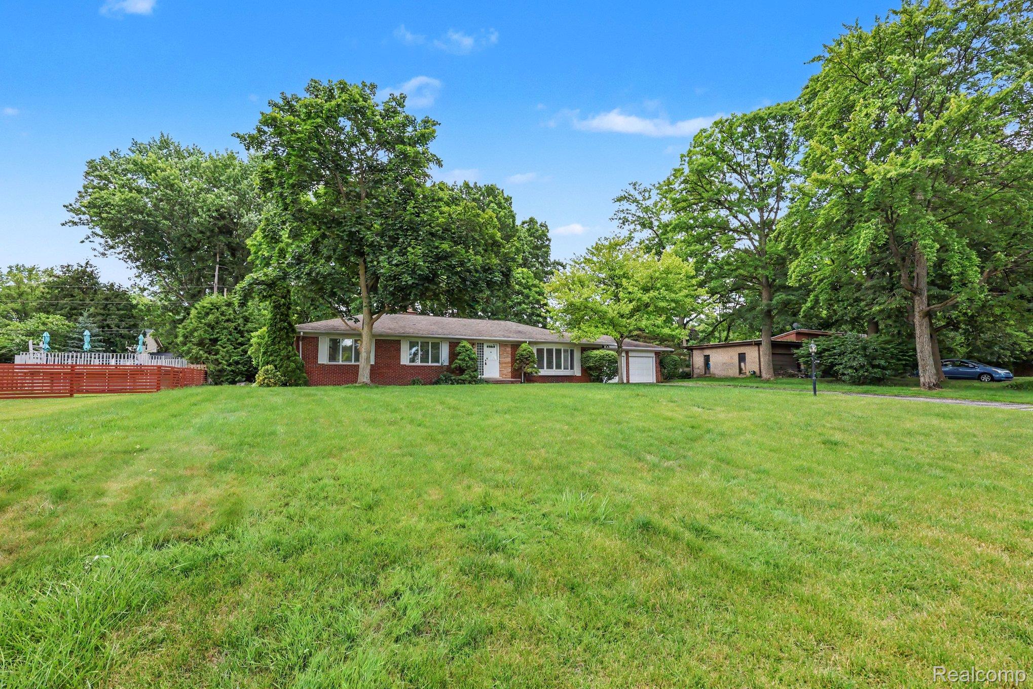 3750 Beach Road Troy, MI 48084 - Photo 3 of 27 004_file_8432.jpg