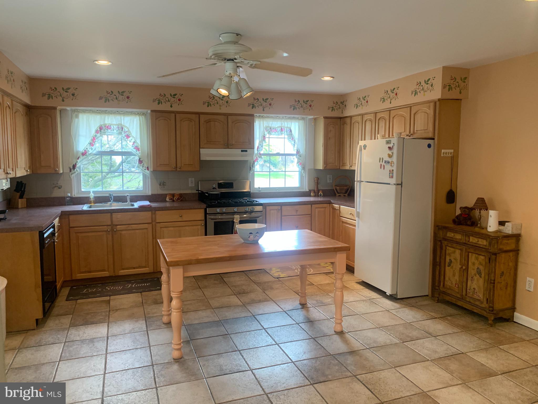 9902 Medway Road Philadelphia, PA 19115 - Photo 6 of 28 a kitchen with granite countertop a stove a sink and a refrigerator