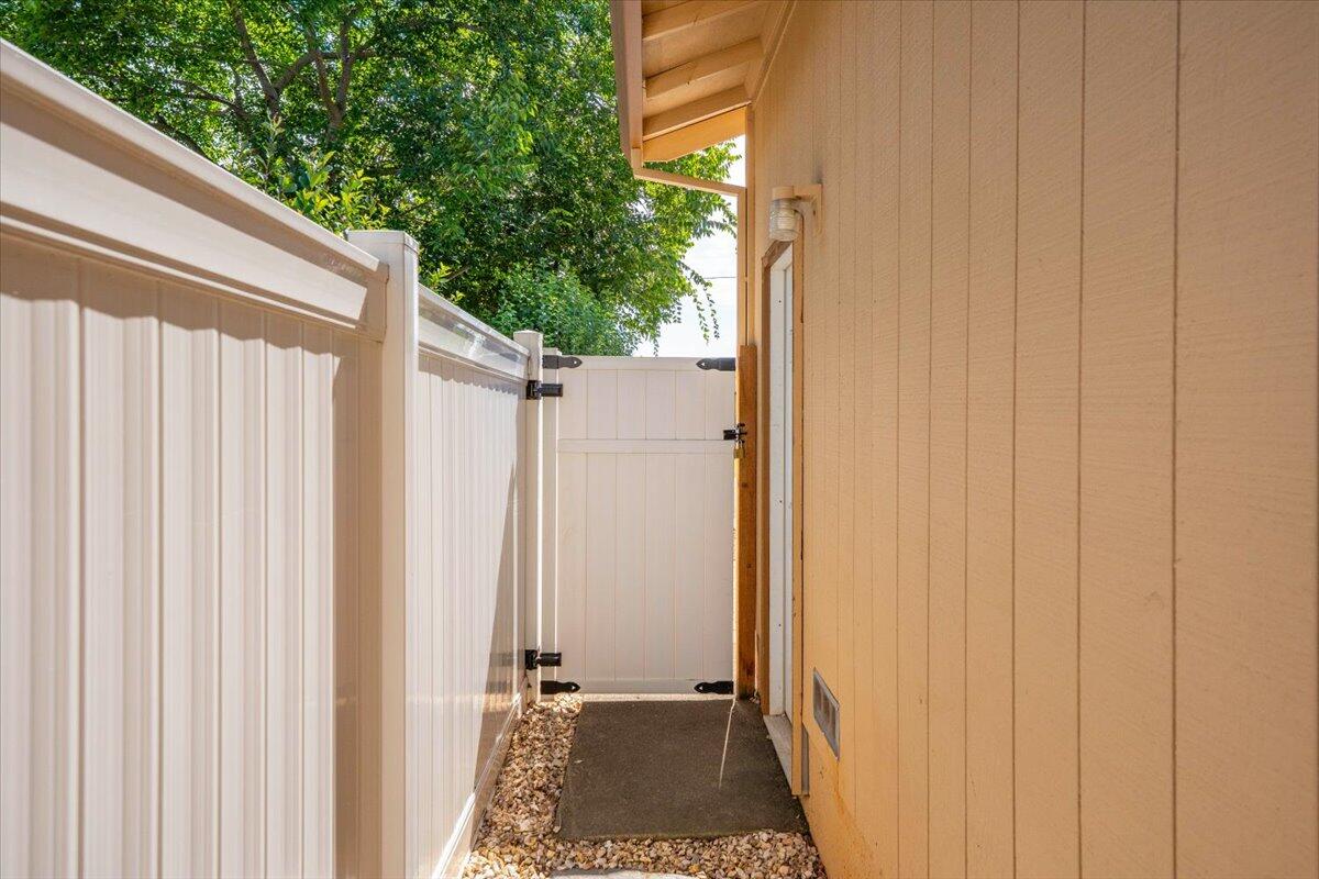 3594 Echo Road Redding, CA 96002 - Photo 53 of 62 Vinyl fencing