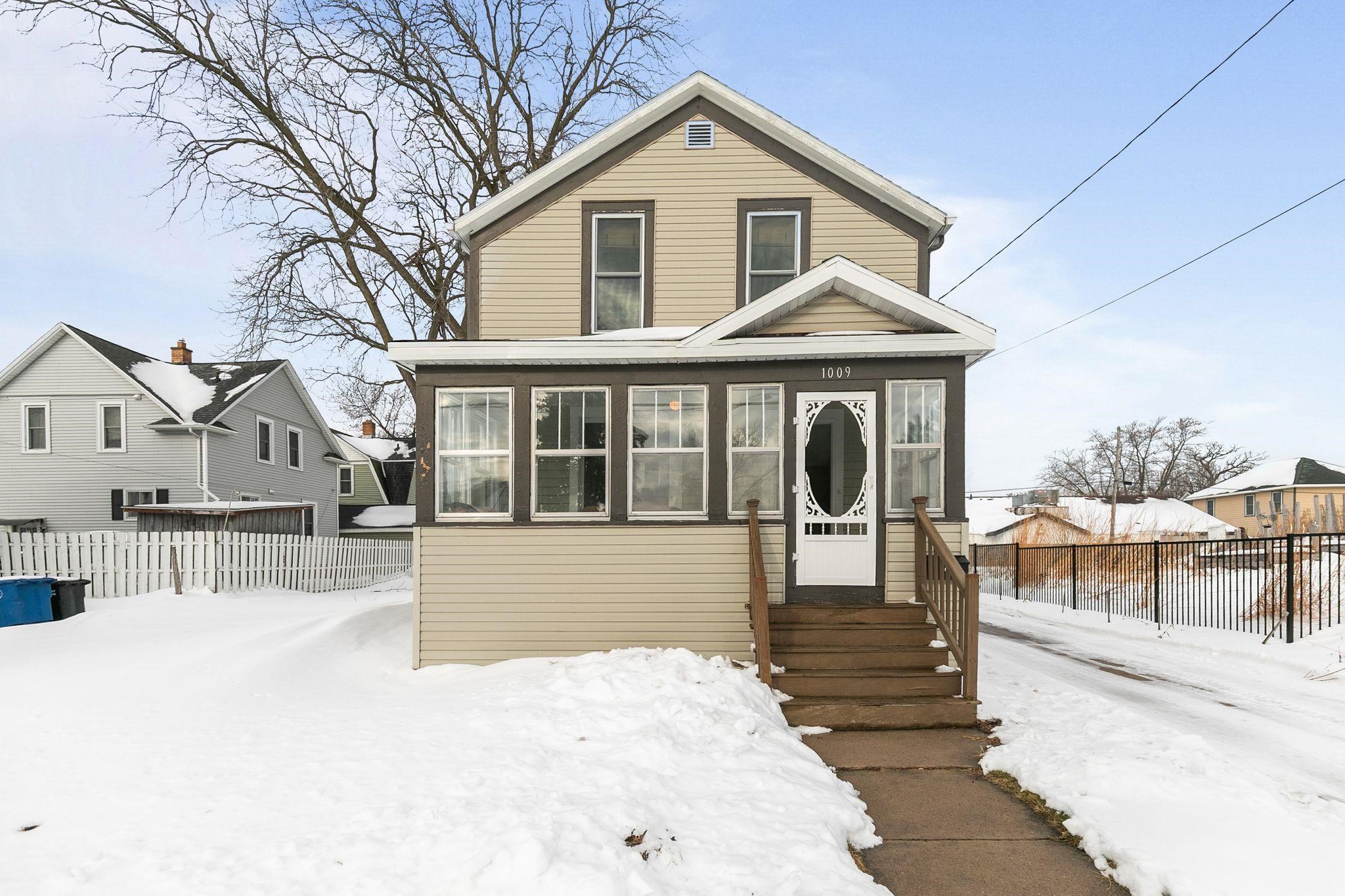 1009 Jefferson Street Oshkosh, WI 54901 - Photo 1 of 20