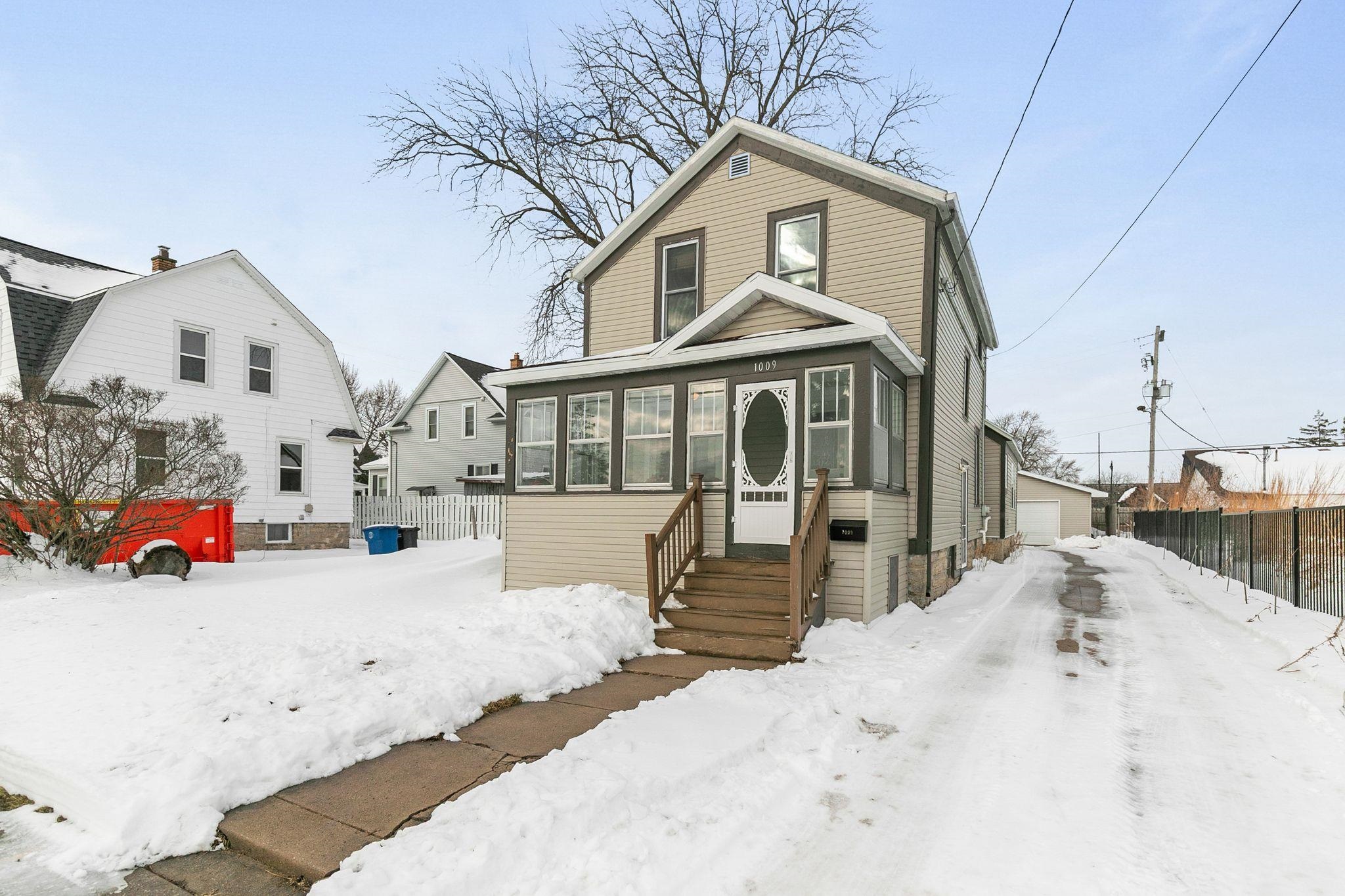 1009 Jefferson Street Oshkosh, WI 54901 - Photo 2 of 20