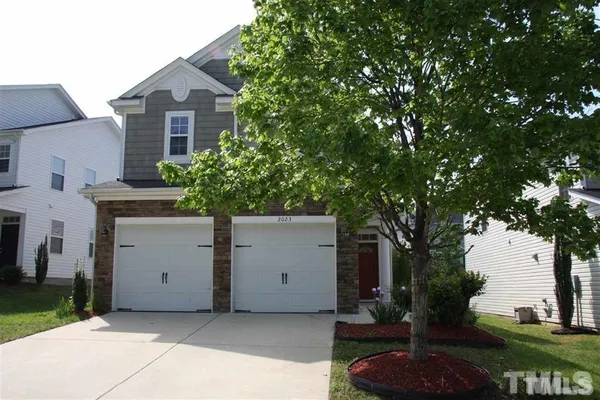 a view of a house with a backyard