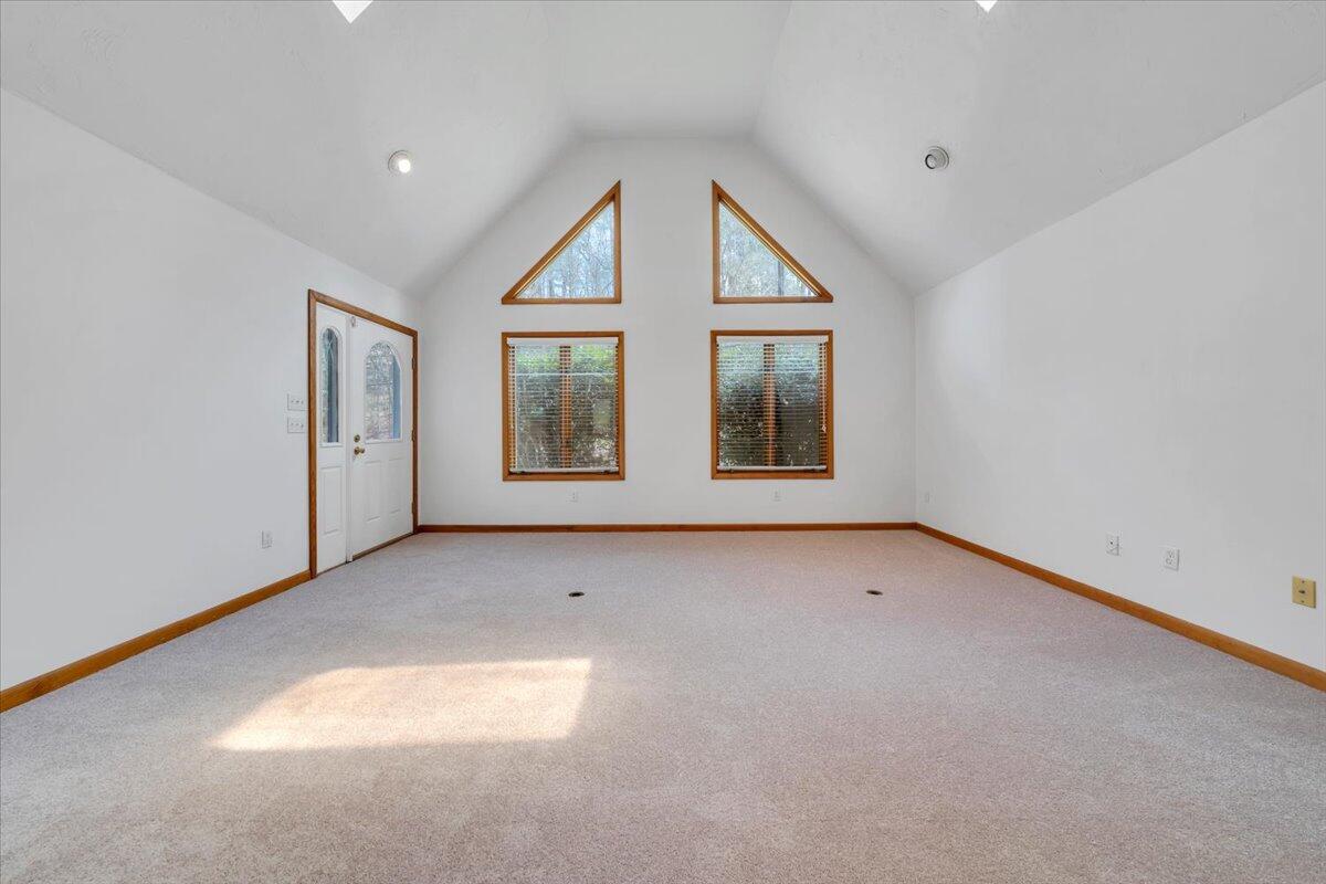 6505 Poage Valley Road Roanoke, VA 24018 - Photo 9 of 53 09-MIB04986