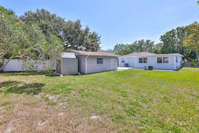 a view of a backyard