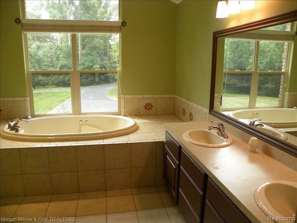 5100 Pelton Road Clarkston, MI 48346 - Photo 9 of 14 Master bath 1