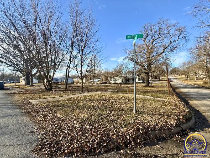 401 Kickapoo Street Hiawatha, KS 66434 - Photo 2 of 5