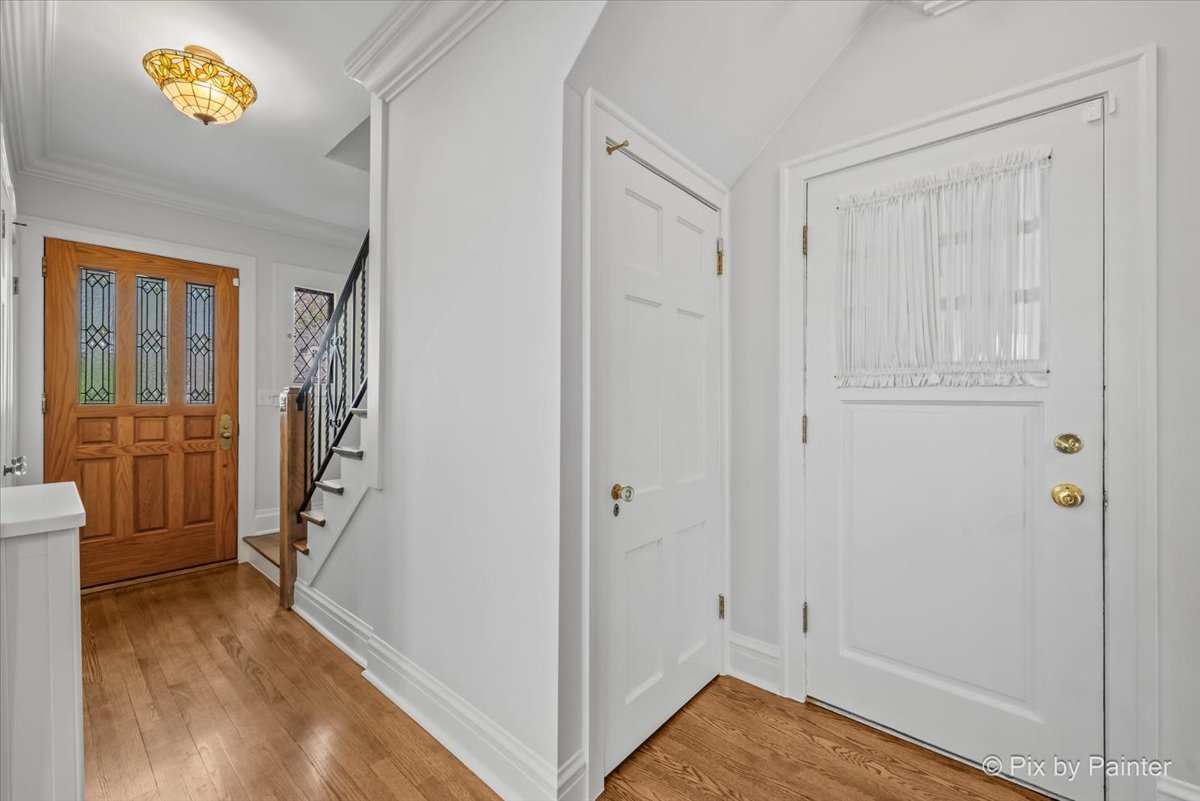 705 Hunter Road Glenview, IL 60025 - Photo 6 of 51 a view of an entryway with a livingroom