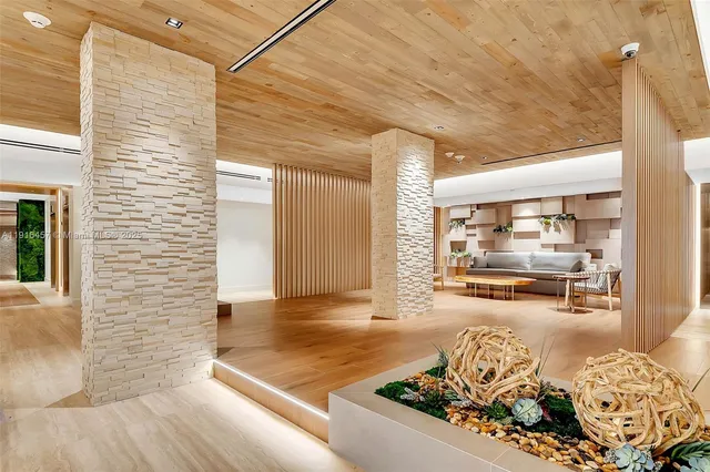 $14,000 | 2301 Collins Avenue, Unit 1533, Miami Beach, FL 33139