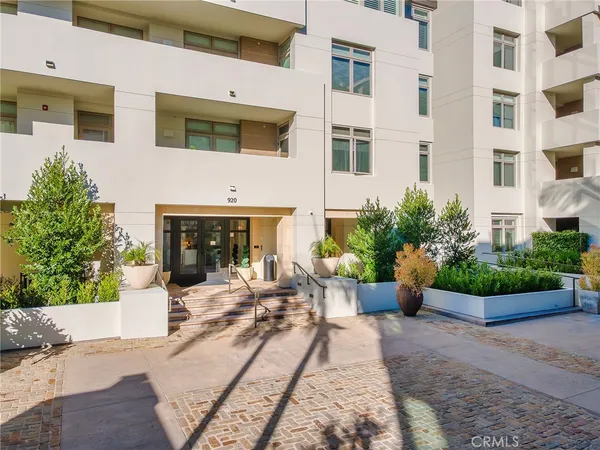 $1,719,917 | 920 Granite Drive, Unit 213, Pasadena, CA 91101