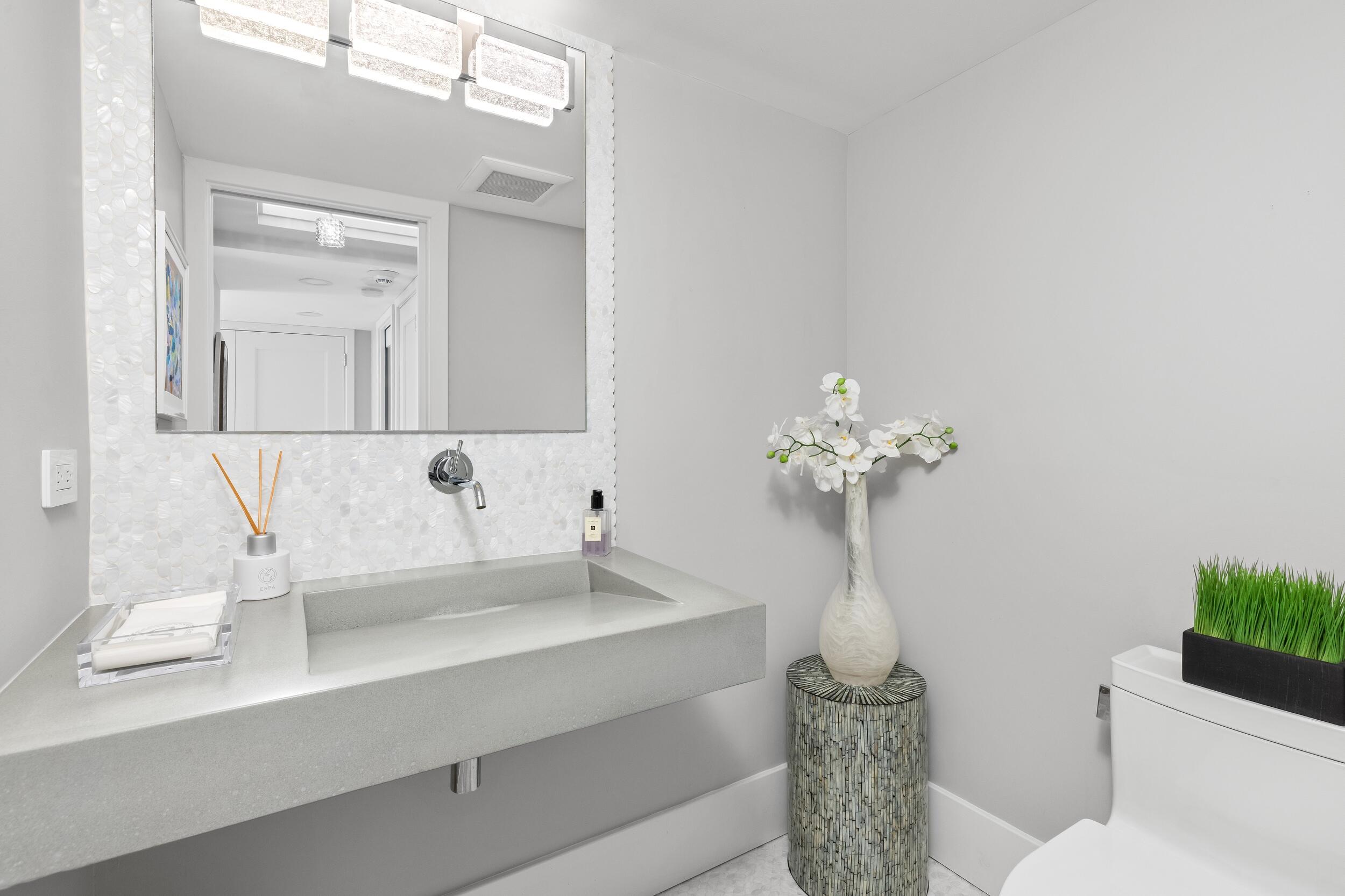 2800 South Ocean Boulevard, Unit 18F Boca Raton, FL 33432 - Photo 29 of 33 Powder Room