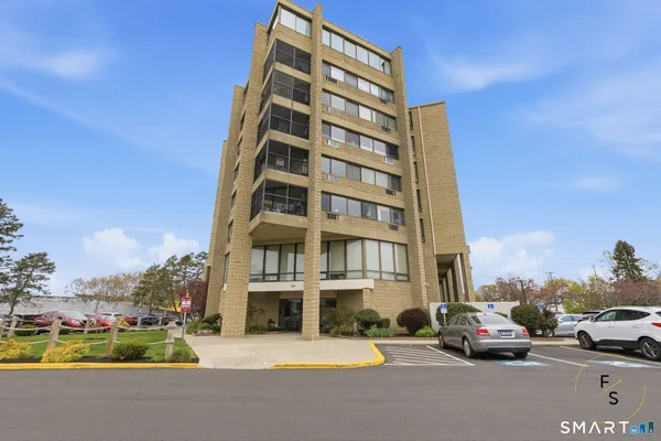 $2,000 | 140 Captain Thomas Boulevard, Unit 307, West Haven, CT 06516