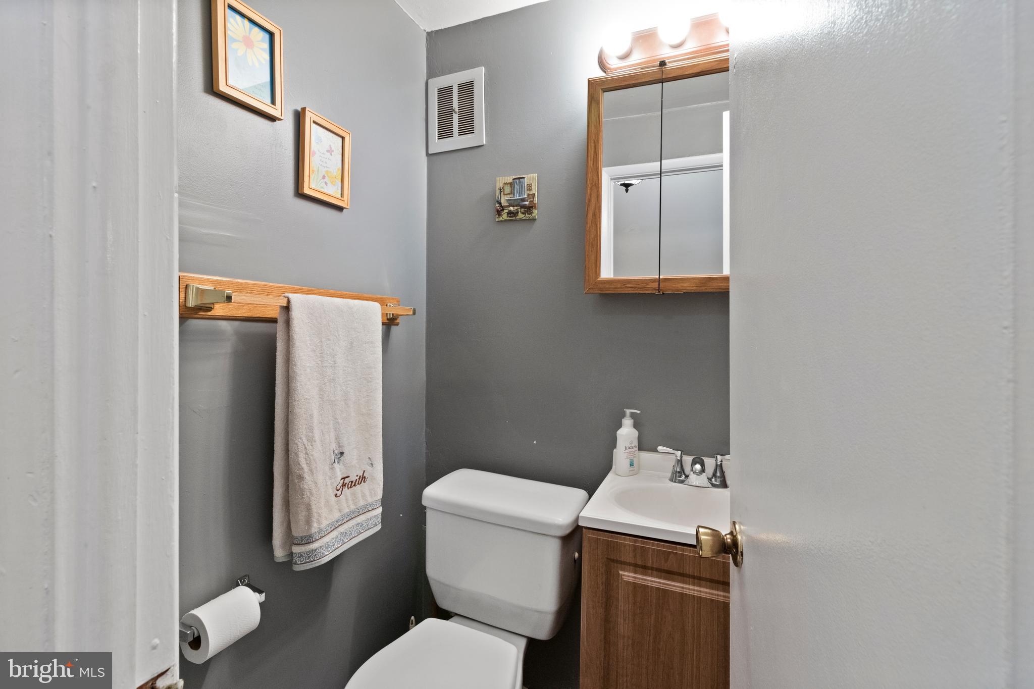 4408 Greenmount Road Philadelphia, PA 19154 - Photo 16 of 28 Main Level: Powder Room