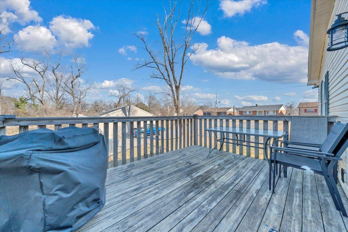 2624 Radford Road Northeast Roanoke, VA 24012 - Photo 25 of 55 a balcony with wooden floor