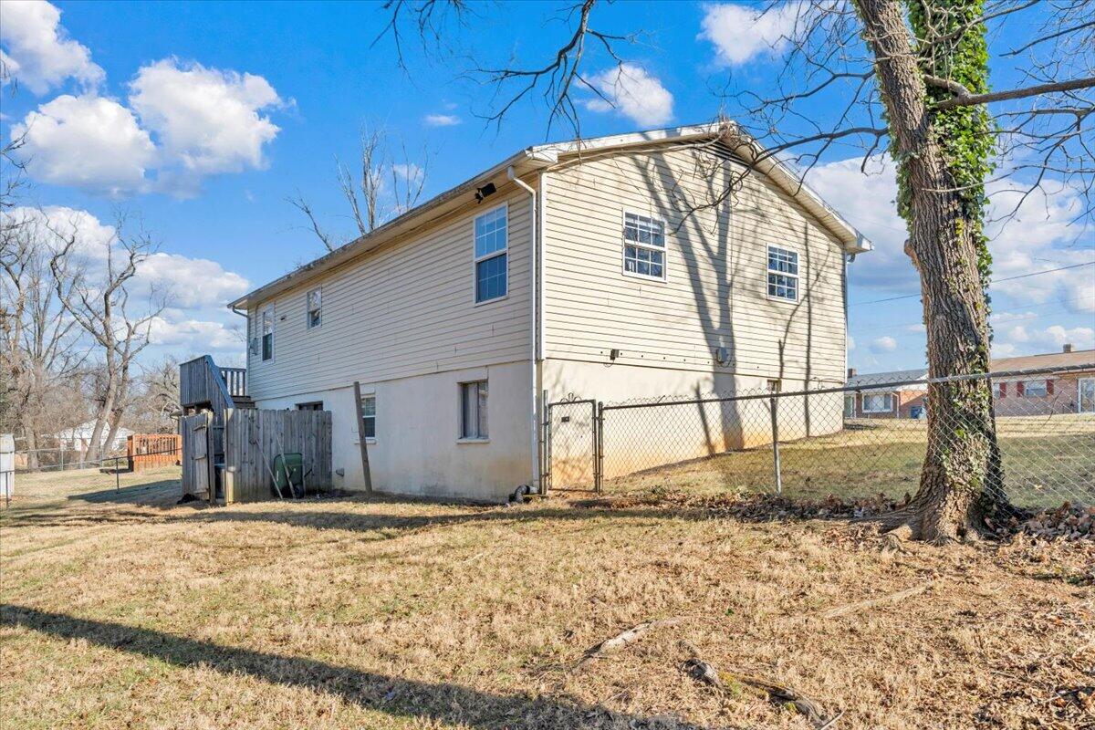 2624 Radford Road Northeast Roanoke, VA 24012 - Photo 31 of 55 a view of a backyard