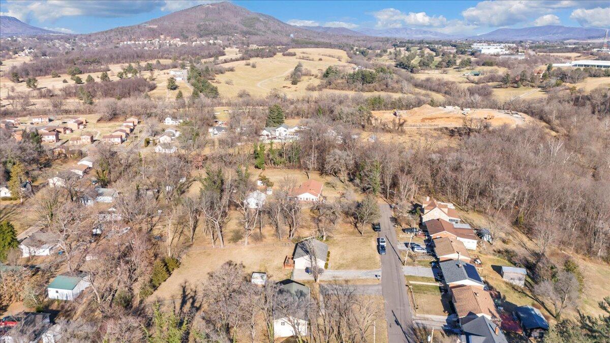 2624 Radford Road Northeast Roanoke, VA 24012 - Photo 52 of 55 a view of city and mountain