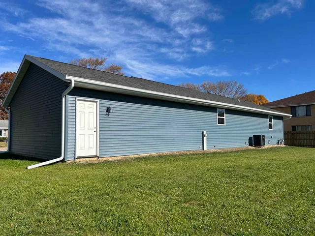 $325,000 | 2405 Harvard Drive, Janesville, WI 53548