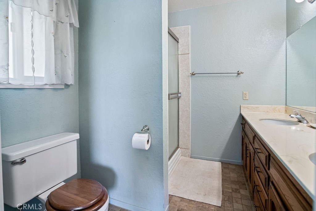 2960 Whitegate Drive Merced, CA 95340 - Photo 39 of 48 a bathroom with a toilet a sink and mirror