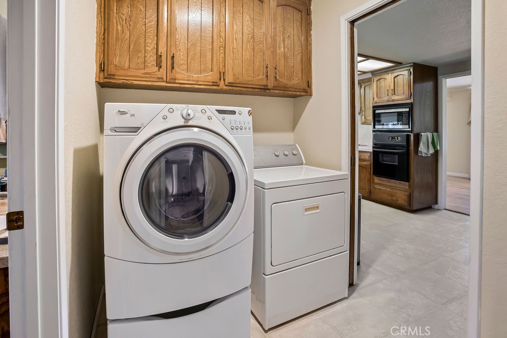 2960 Whitegate Drive Merced, CA 95340 - Photo 42 of 48 a utility room with dryer and washer