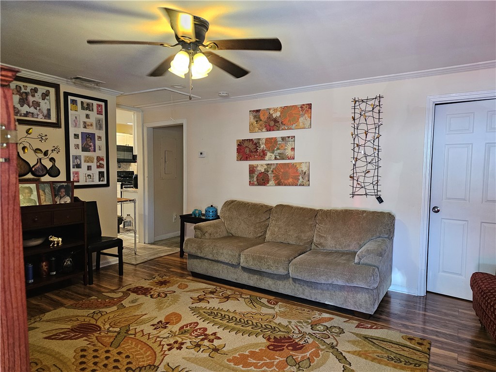 800 5th Street Brunswick, GA 31520 - Photo 9 of 15 Living room