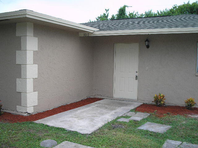 1017 West 7th Street Riviera Beach, FL 33404 - Photo 4 of 23 Exterior Front