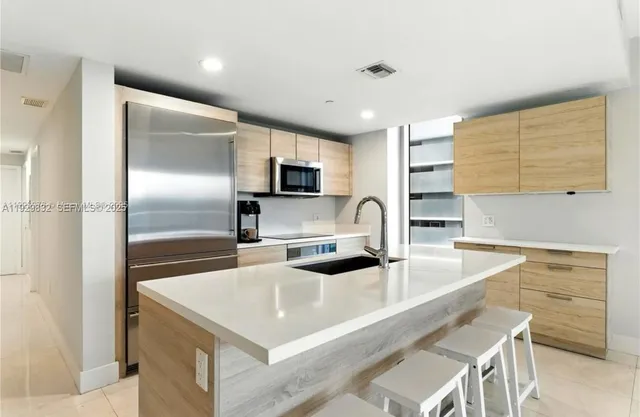 $5,300 | 16385 Biscayne Boulevard, Unit 301, North Miami Beach, FL 33160