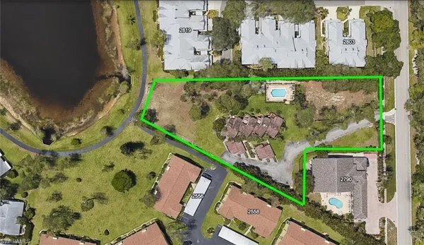 an aerial view of a yard
