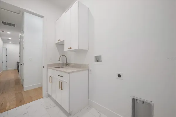 a view of a house with backyard and garden