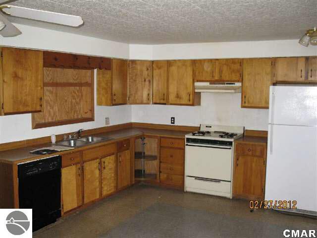 9478 South Whiteville Road Shepherd, MI 48883 - Photo 3 of 6 1767824-2.JPG