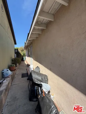 a view of entryway and kitchen