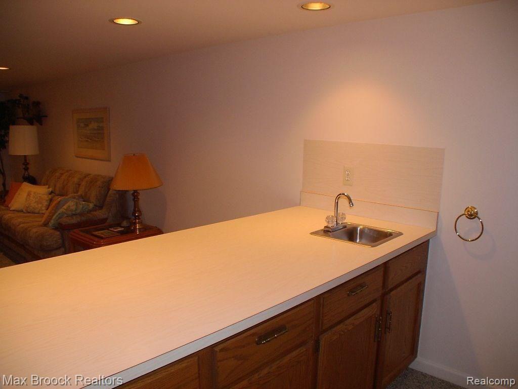 2211 London Bridge Drive, Unit 86 Rochester, MI 48307 - Photo 23 of 26 Rec Rm bar 2.jpg